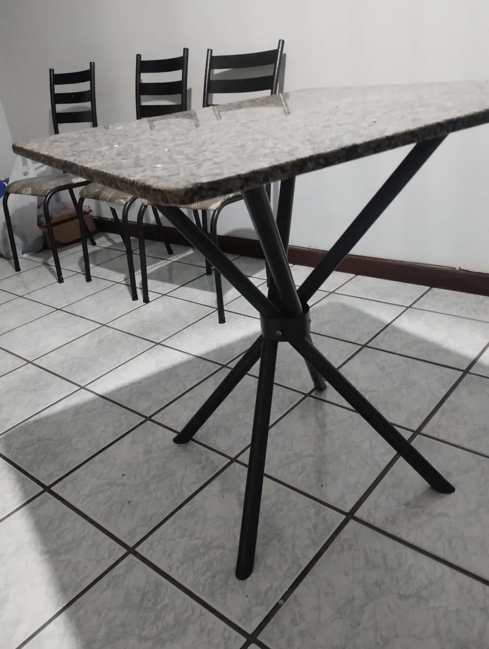 Vendo mesa de granito com 4 cadeiras - Foto 4