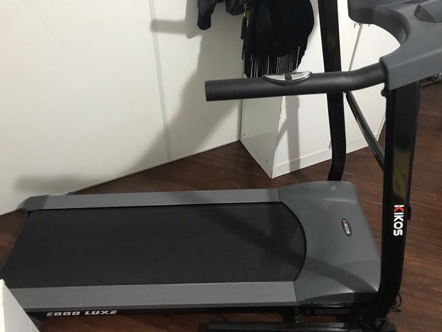 Esteira Elétrica Kikos E800 Luxe Dobrável + Par De Caneleiras - Foto 3