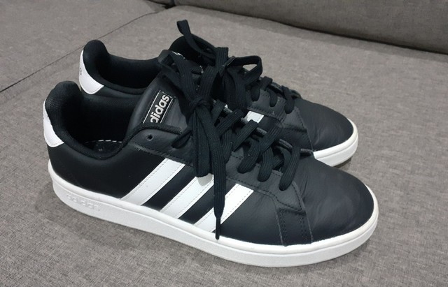 tenis adidas logo