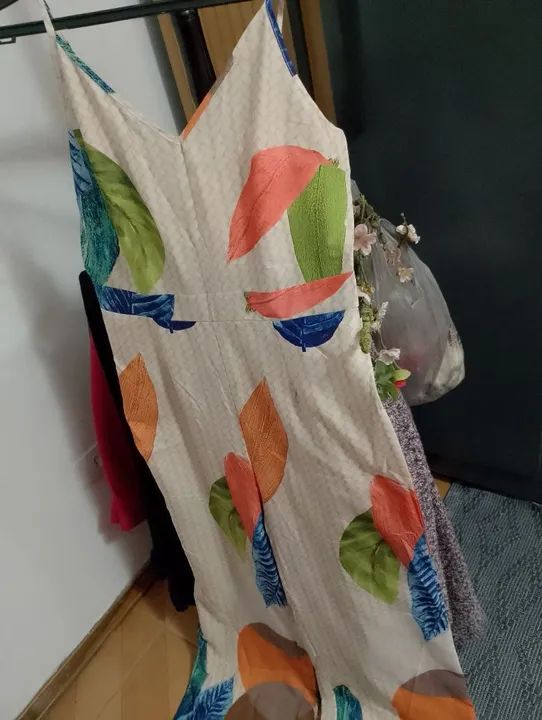 Macacão estampado floral, seda usado duas vezes e de excelente qualidade 
