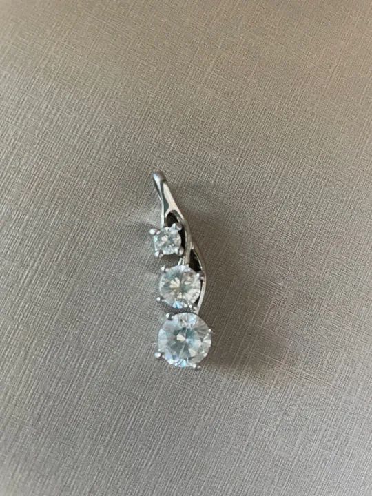 Pingente Rommanel com 3 zircônias.