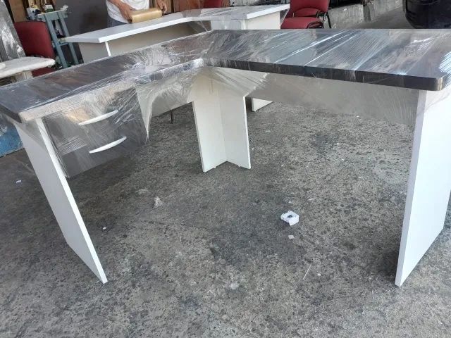 1- mesa L mdf cinza e branco com gavetas 