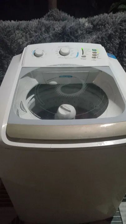 Máquina de Lavar Electrolux 15 kilos funcionando 