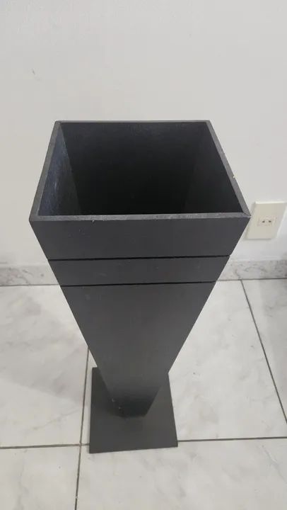 Vaso em MDF preto, com flores artificiais - Foto 6