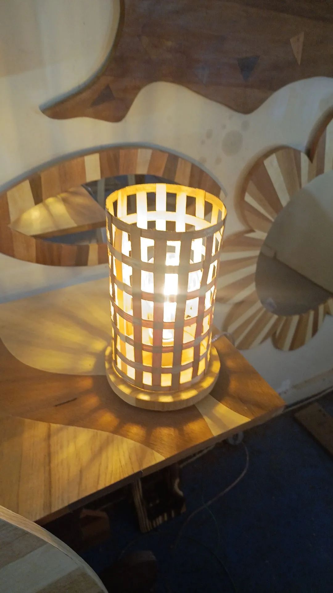 Luminária de Mesa em Madeira - Estilo Rústico - Foto 3