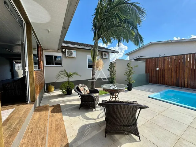 CASA COM PISCINA TRÊS DORMITÓRIOS NO BAIRRO SANTA MARIA II