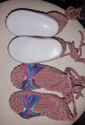 Sandálias de crochê dois pares para bebê gêmeas 1 a 3 meses - Foto 2