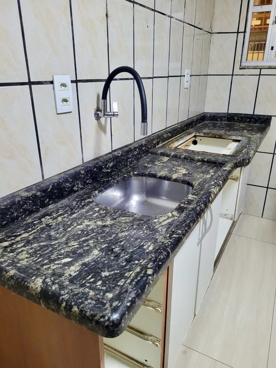Granito Preto Indiano com Cuba e Corte para Cooktop
