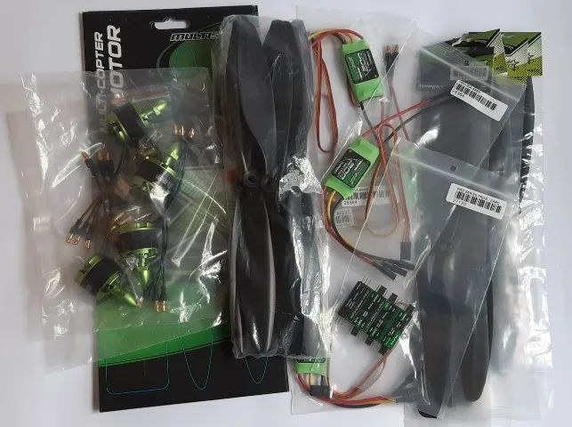 Drone - kit com 4 Motores 935KV, 8 pares Hélice 1045 e 4 ESC 20A (usados)