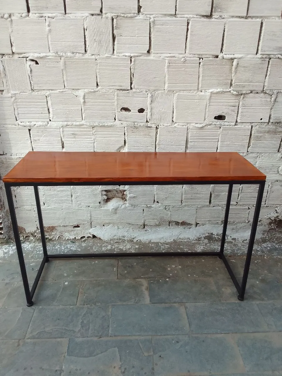 Mesa de escritório moderna com estrutura de metal