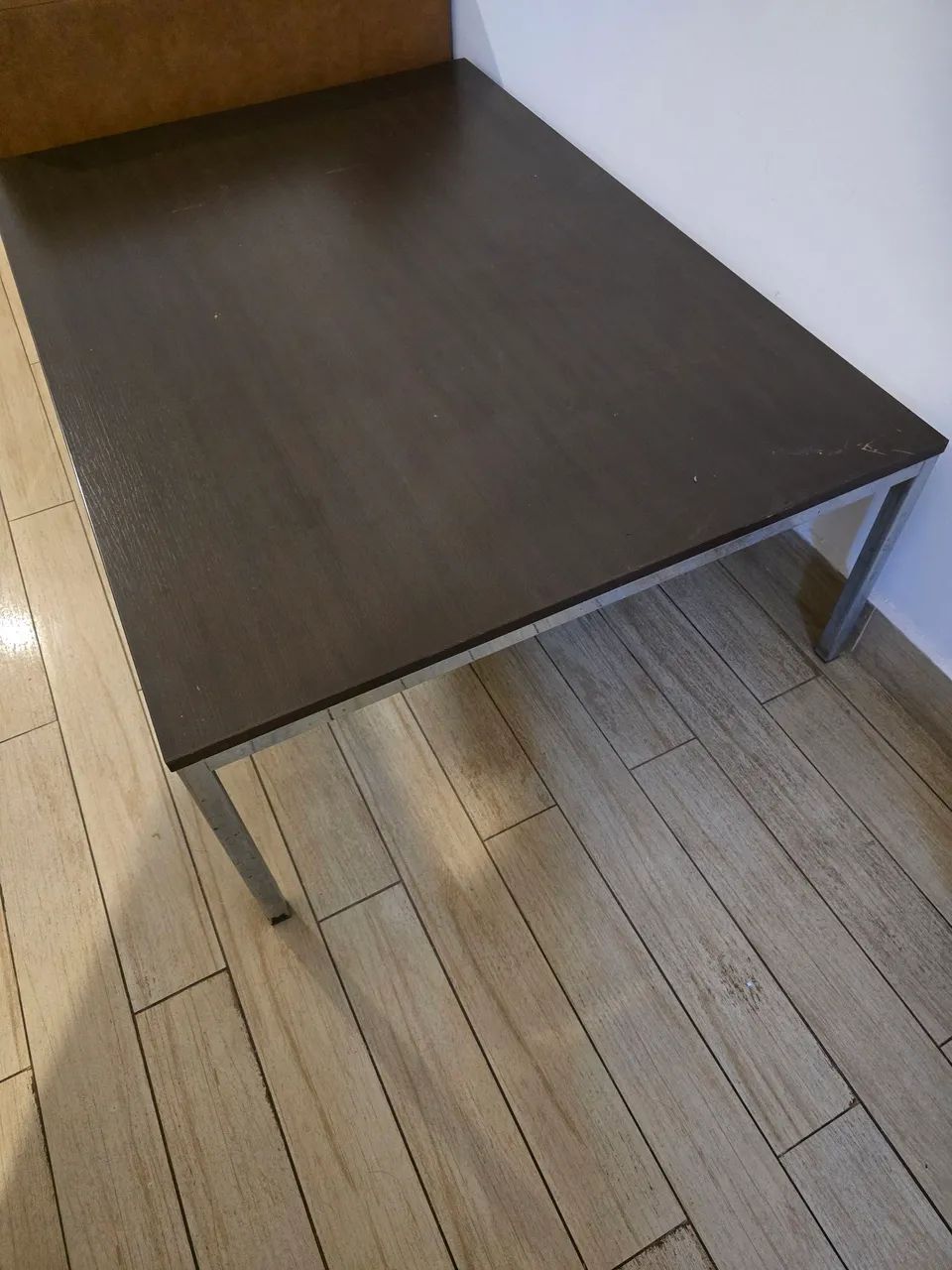 Mesa de centro em madeira e com pés de aço 