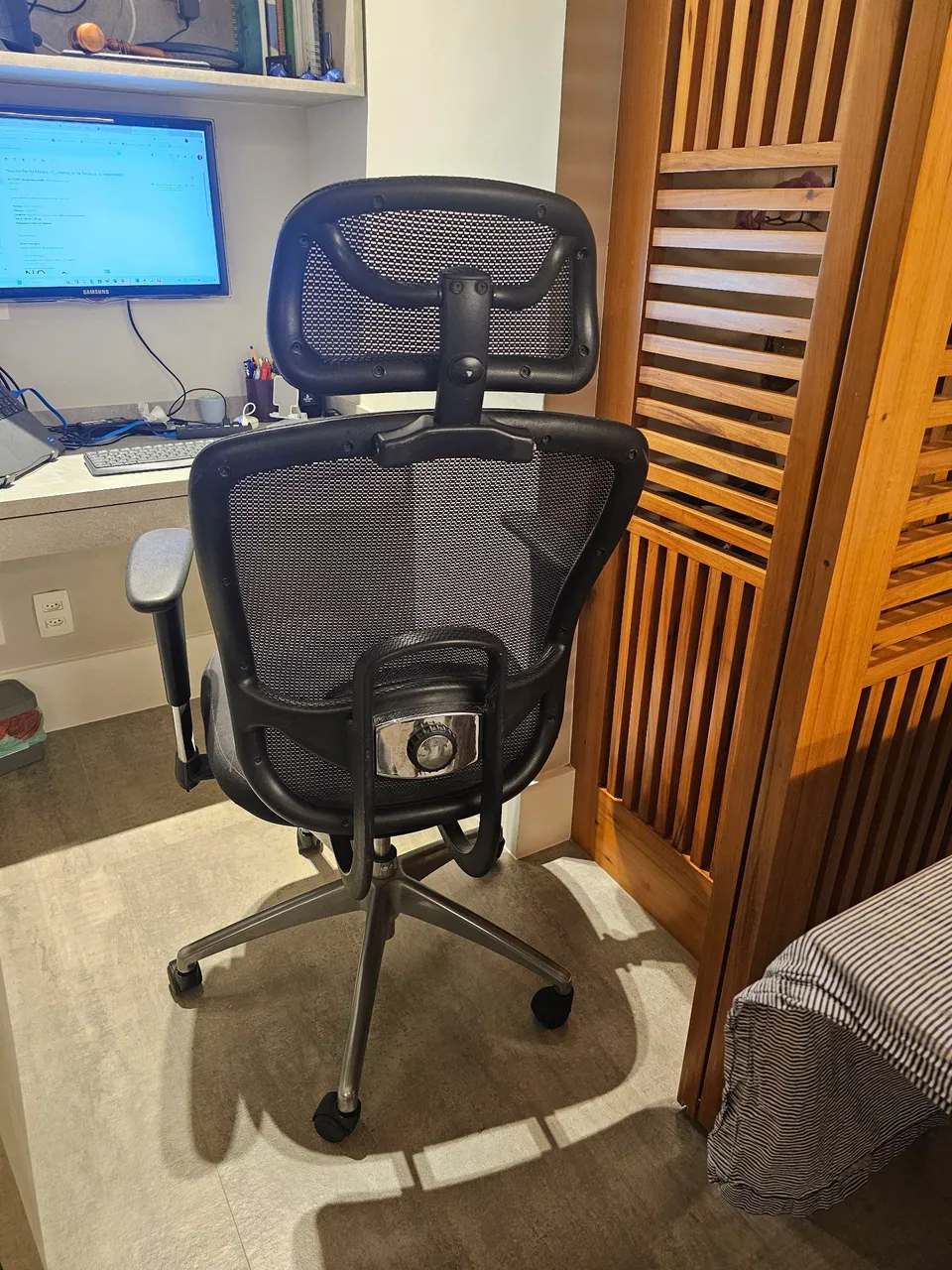 Cadeira de Escritório Ergonômica com Rodinhas