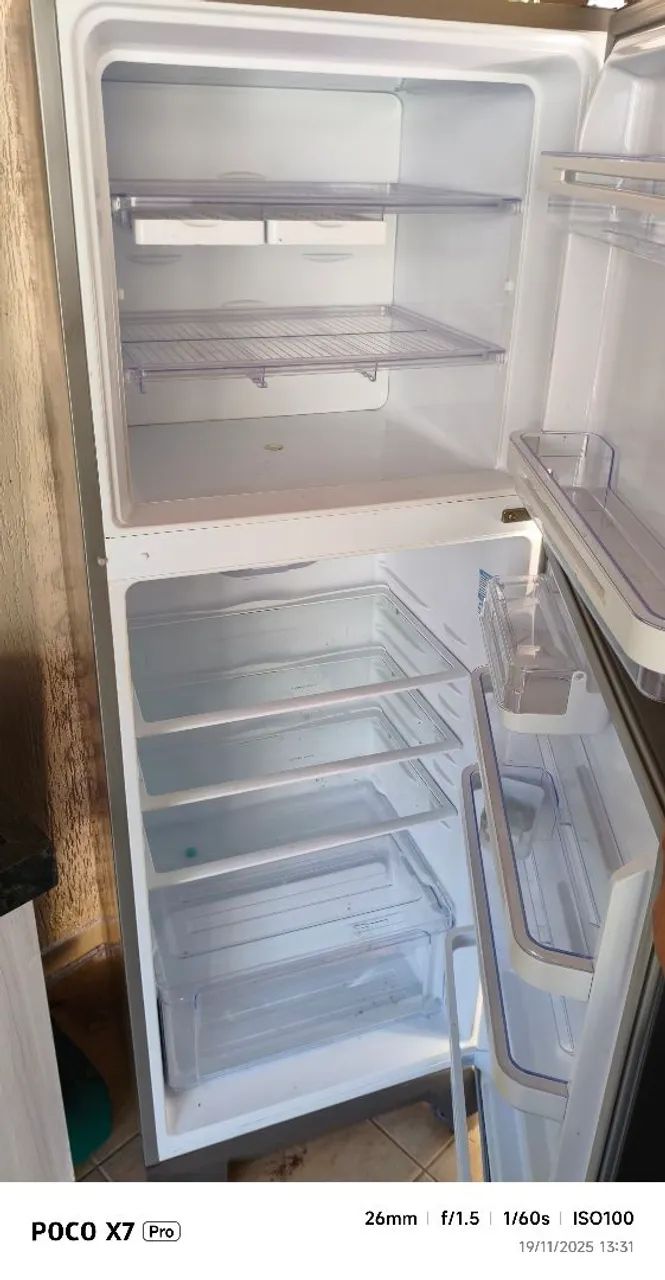 Geladeira grande e bonita de inox - 220v - Eletrolux - Foto 6