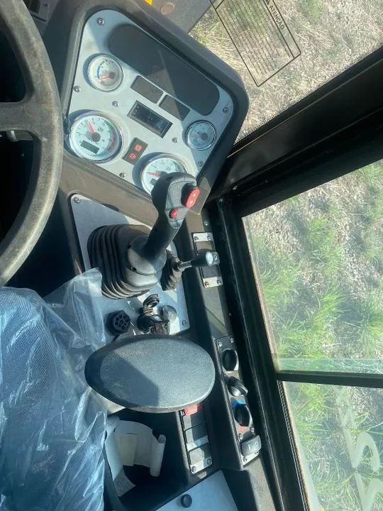 Carregadeira marca JCB, modelo 422ZX, ano 2023, com 42 horas, sem a concha. - Foto 3