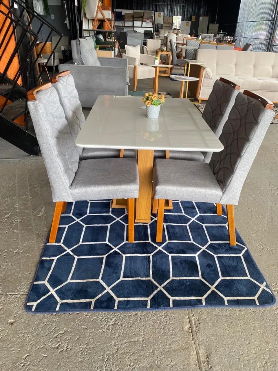 Conjunto Mesa de Jantar com 4 Cadeiras