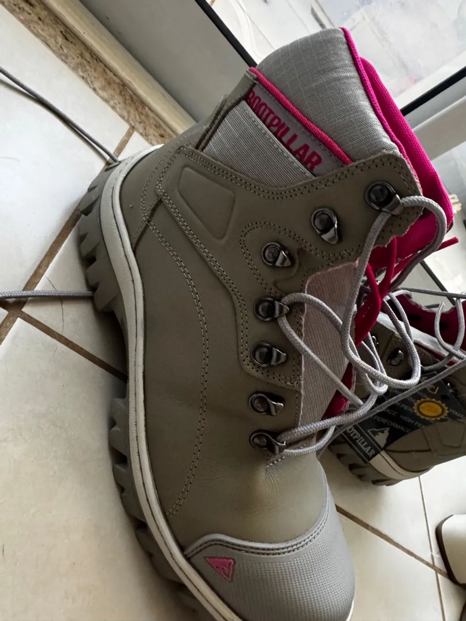 Bota de obra / trilha nova Cinza com Detalhes Rosa