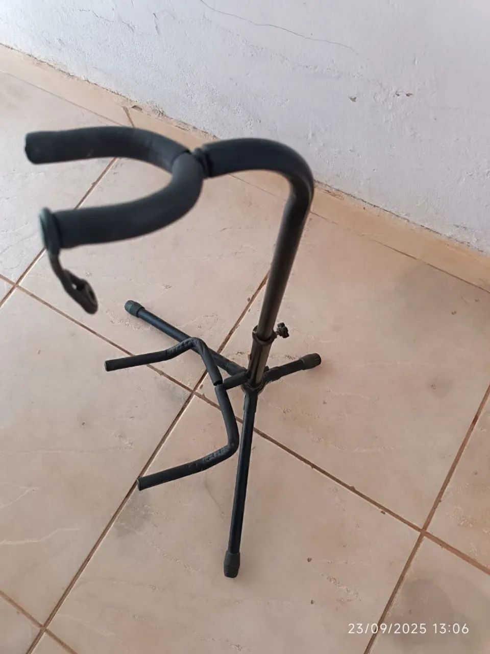 Suporte de chão para violão  - Foto 2