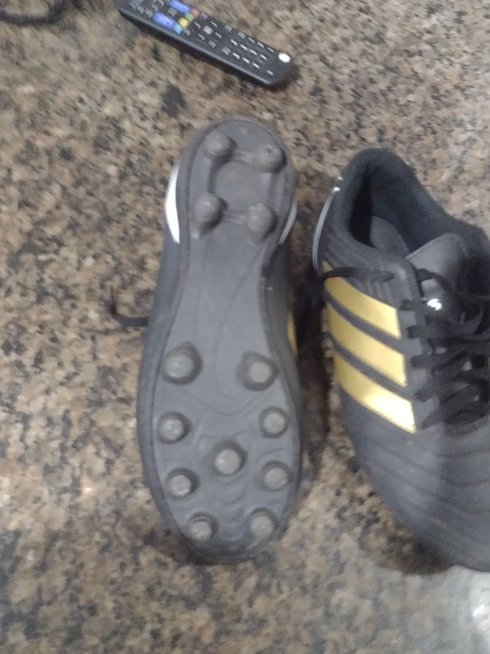 Chuteiras Adidas Preto e Dourado - Foto 2