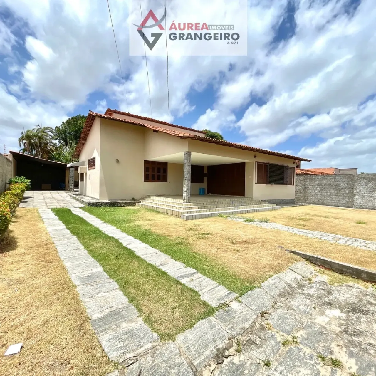 Casa no Olho d Água (Próxima à Av. Litorânea)