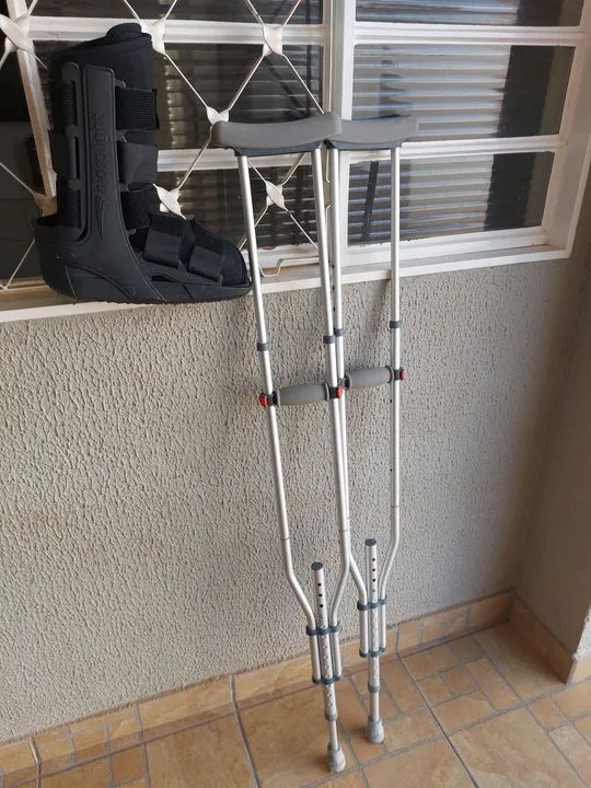 Par de muletas e Bota ortopédica 