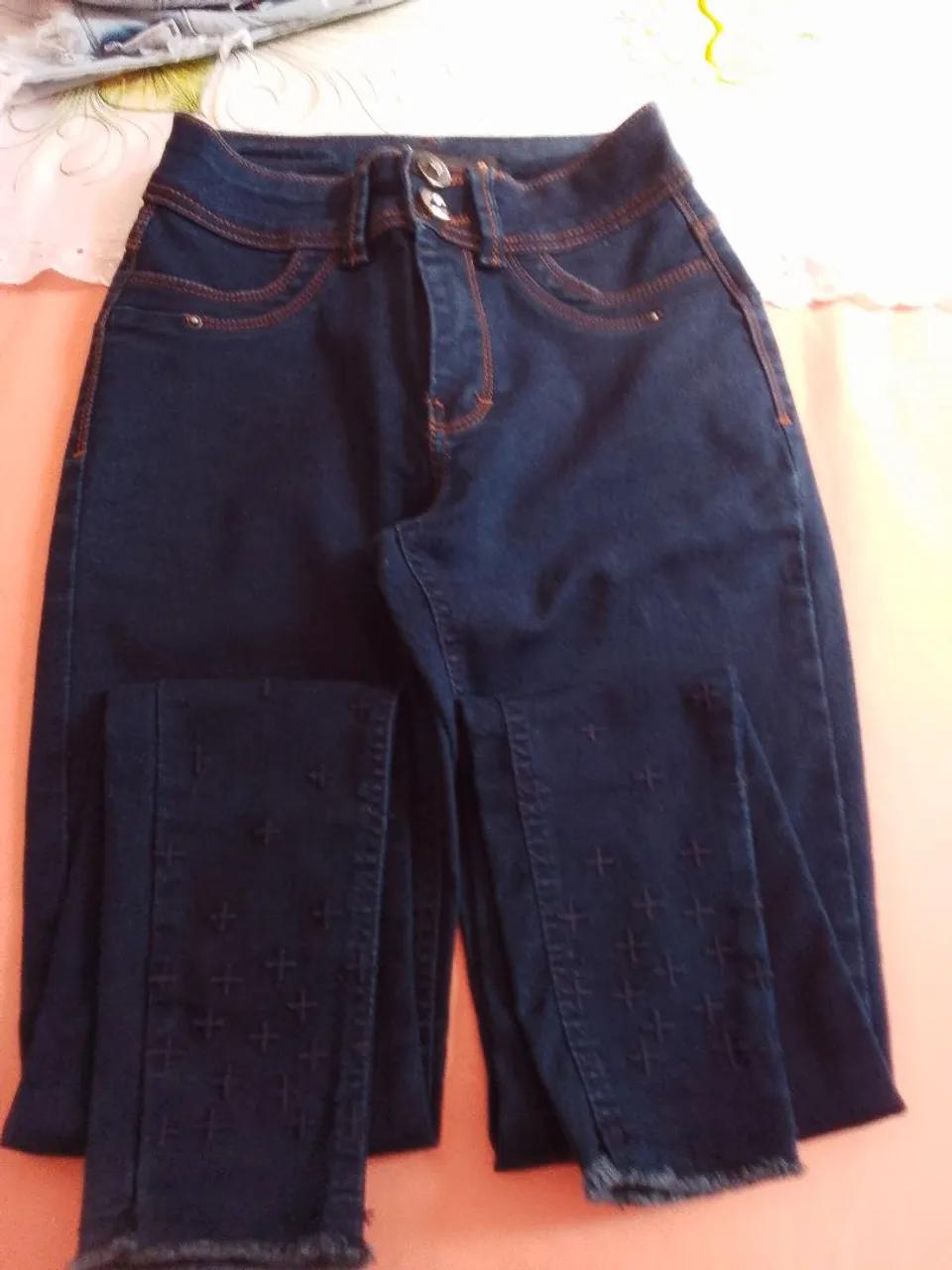 Calça Jeans Azul com Detalhes em Costura Laranja
