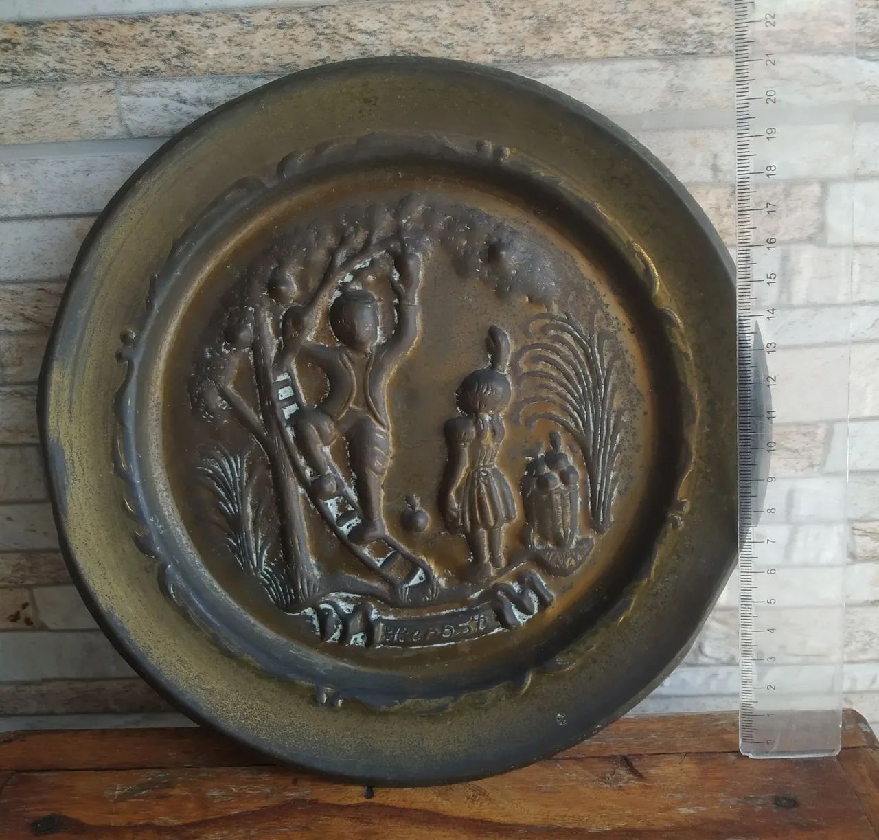 Prato Antigo em Metal com Cena em Relevo - Foto 2