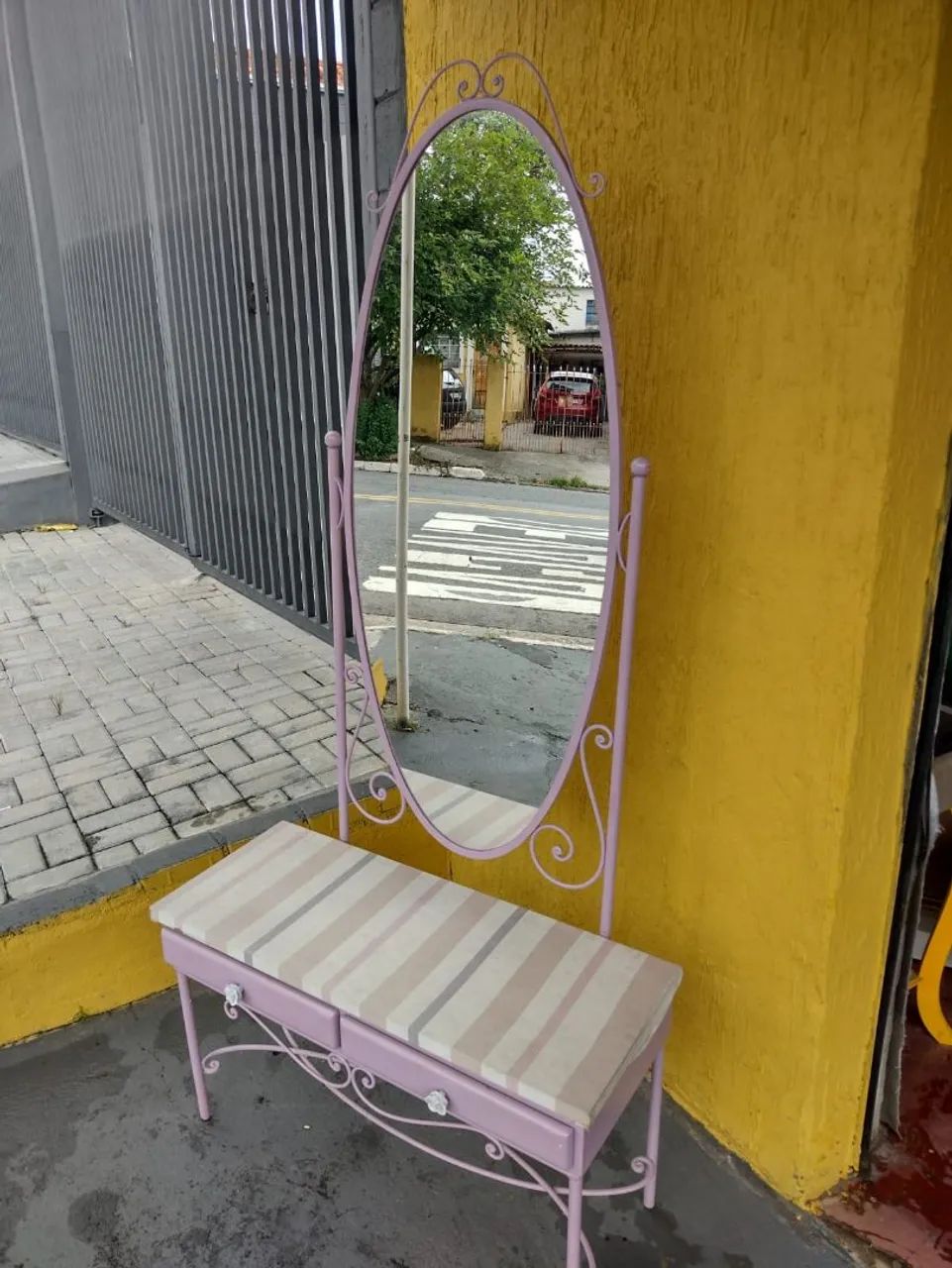 Antiga penteadeira de ferro laqueada. - Foto 3