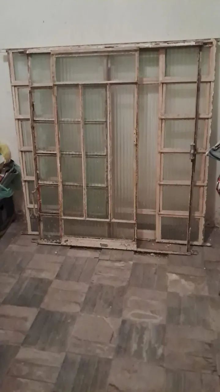 AGORA VOCÊ LEVA! JANELAS ANTIGAS DE FERRO COM VIDROS.