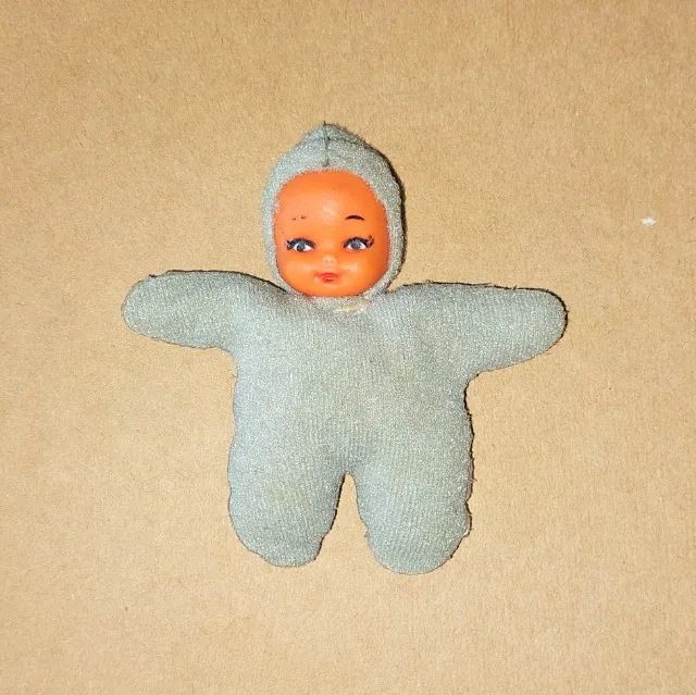 brinquedo - boneca miniatura bebê de pano taninha cinza azulado (usada) - Foto 2