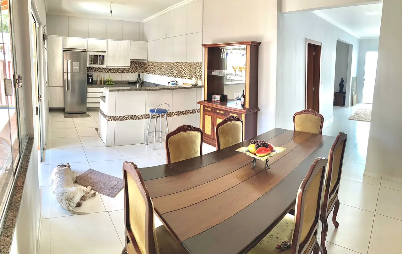 Imóvel para venda tem 200 metros quadrados com 3 quartos em Jardim Universitário - Cuiabá