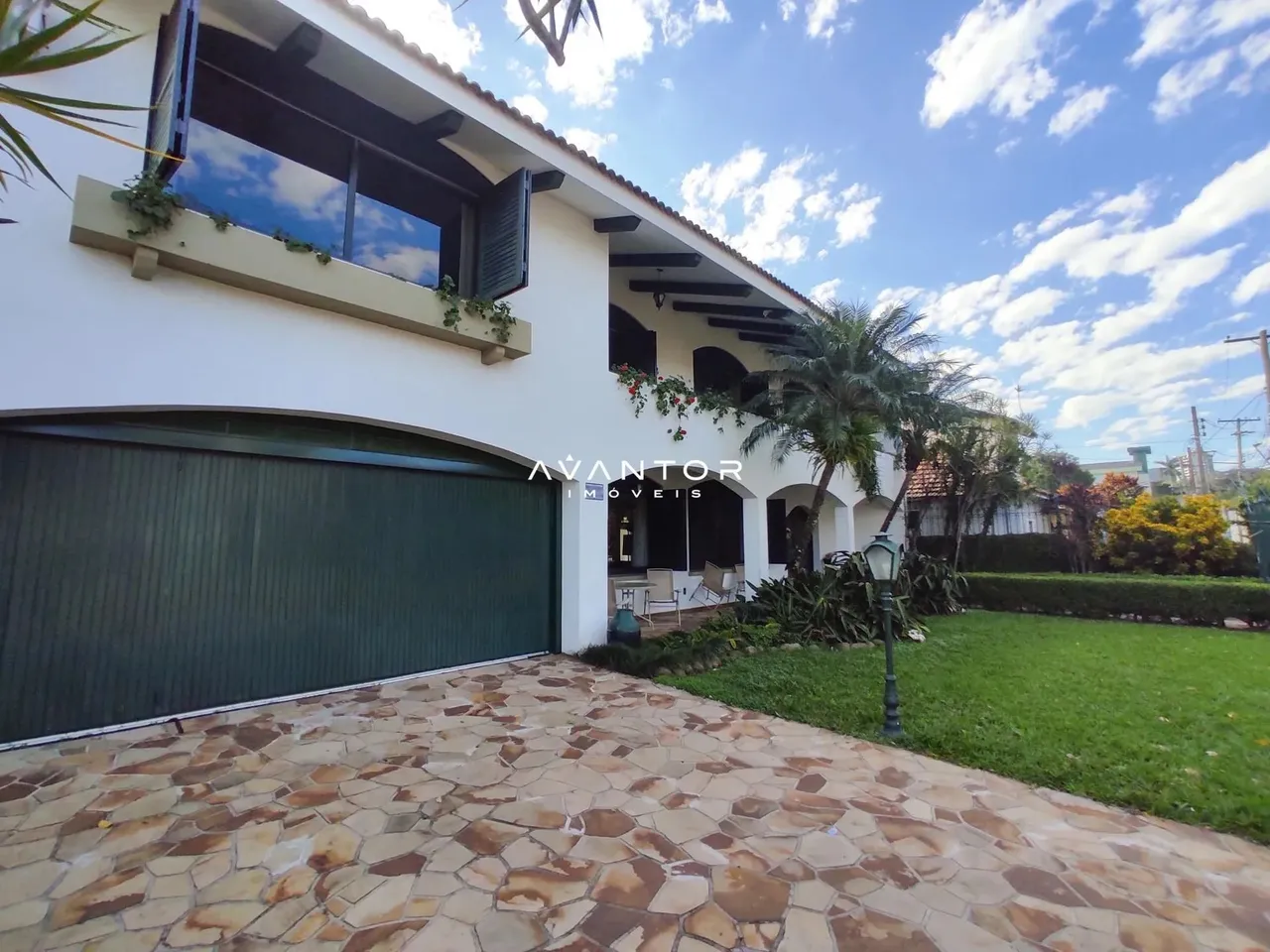 ENORME, casa no Bairro mais nobre da cidade!