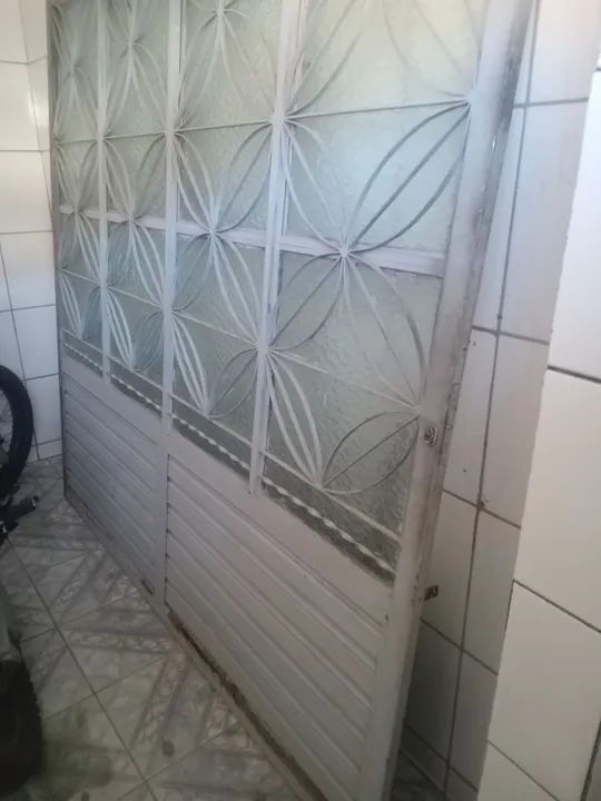 Porta de vidro com detalhes em ferro