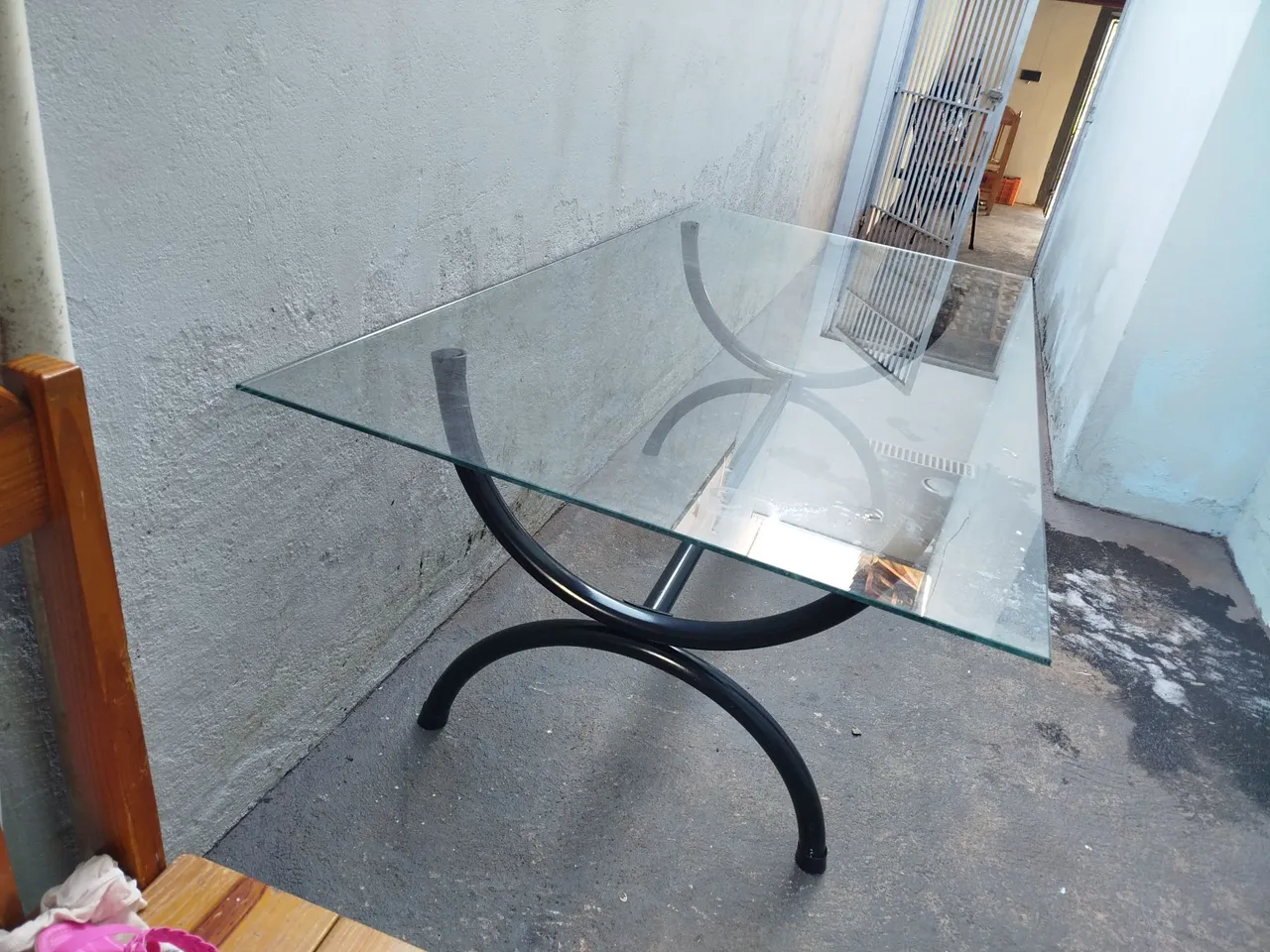 Mesa de Vidro com Base em Metal para Cozinha