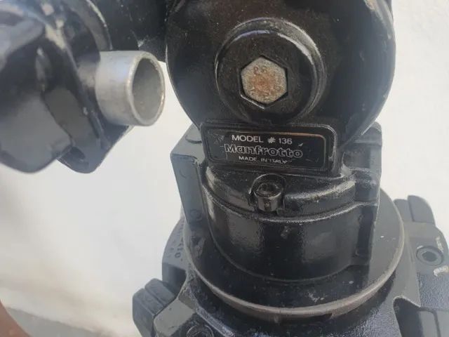 Vendo ou Troco Tripé Profissional Manfrotto #136 Cabeça Hidráulica 14kg - Foto 3