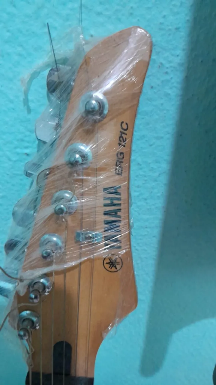 Guitarra Yamaha ERG 121C