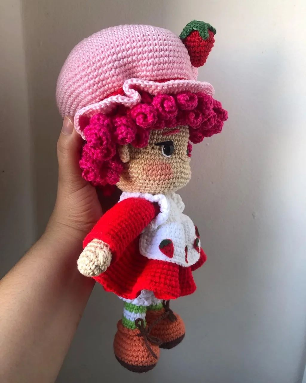 Boneca Moranguinho de Crochê Artesanal - Foto 5