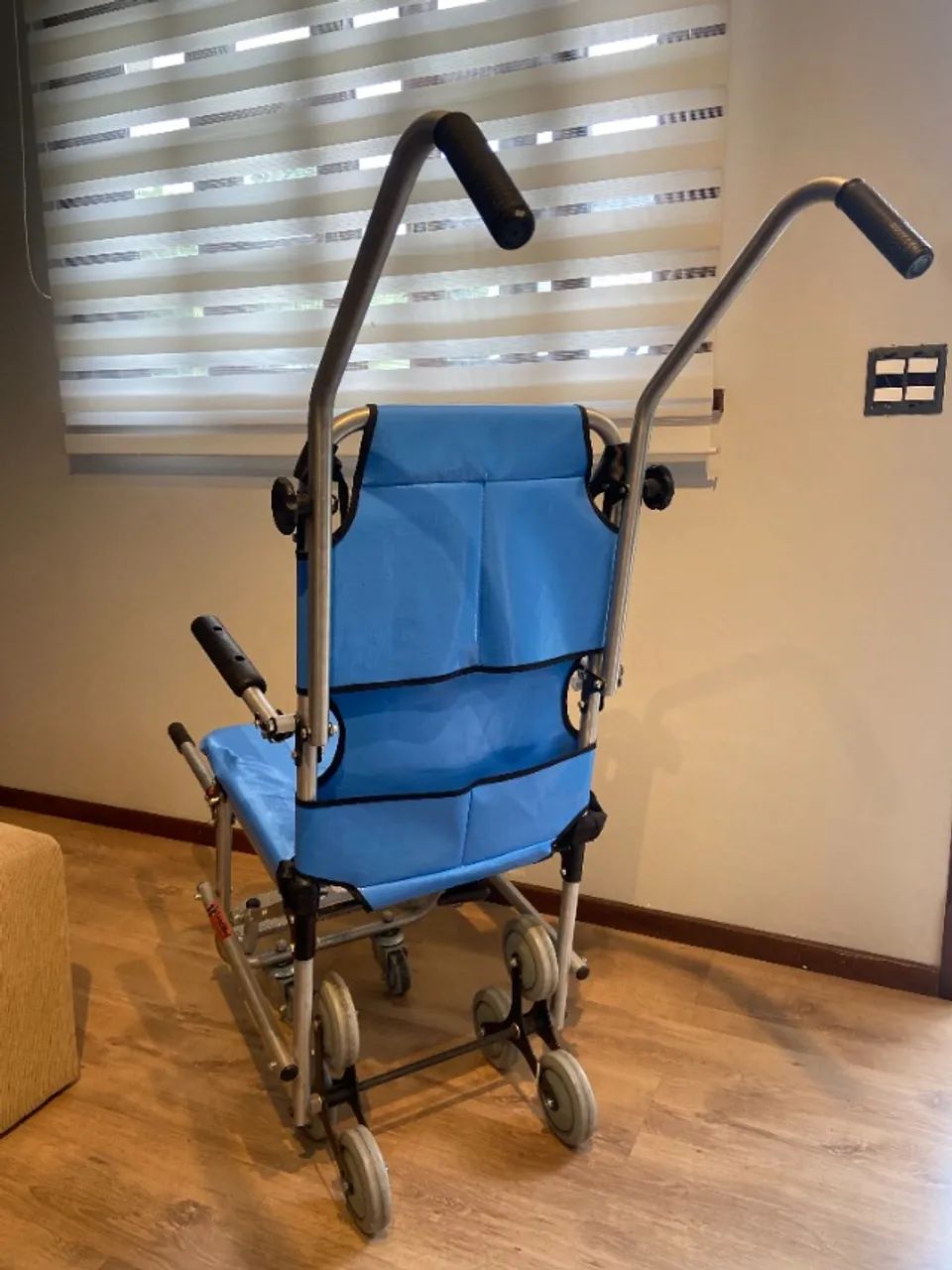 CADEIRA DE RODAS ESCALADORA SOBE E DESCE ESCADAS - Foto 3