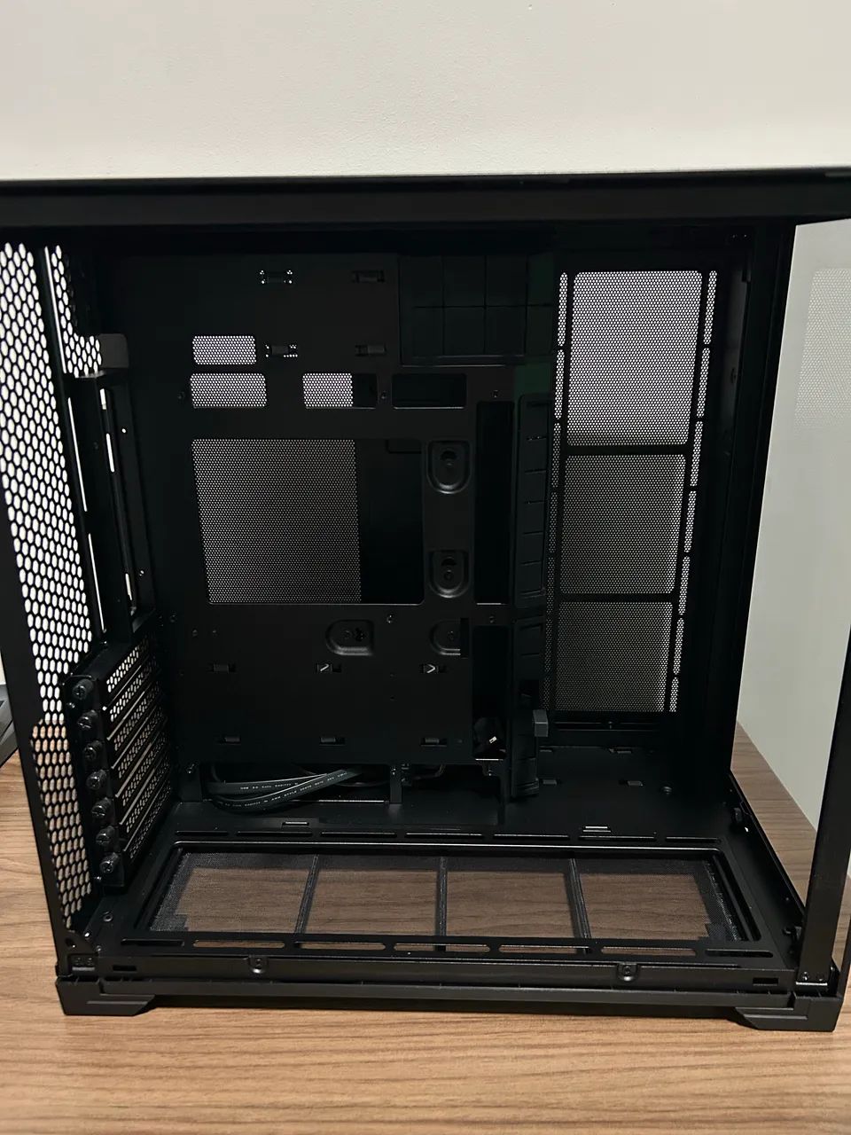 Gabinete lian li vision compact  - Foto 3