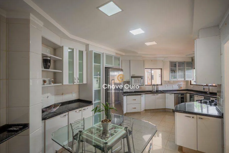 Sobrado com 5 dormitórios sendo 2 suíte à venda, 308 m² por R$ 5.500.000 - Country - Casca