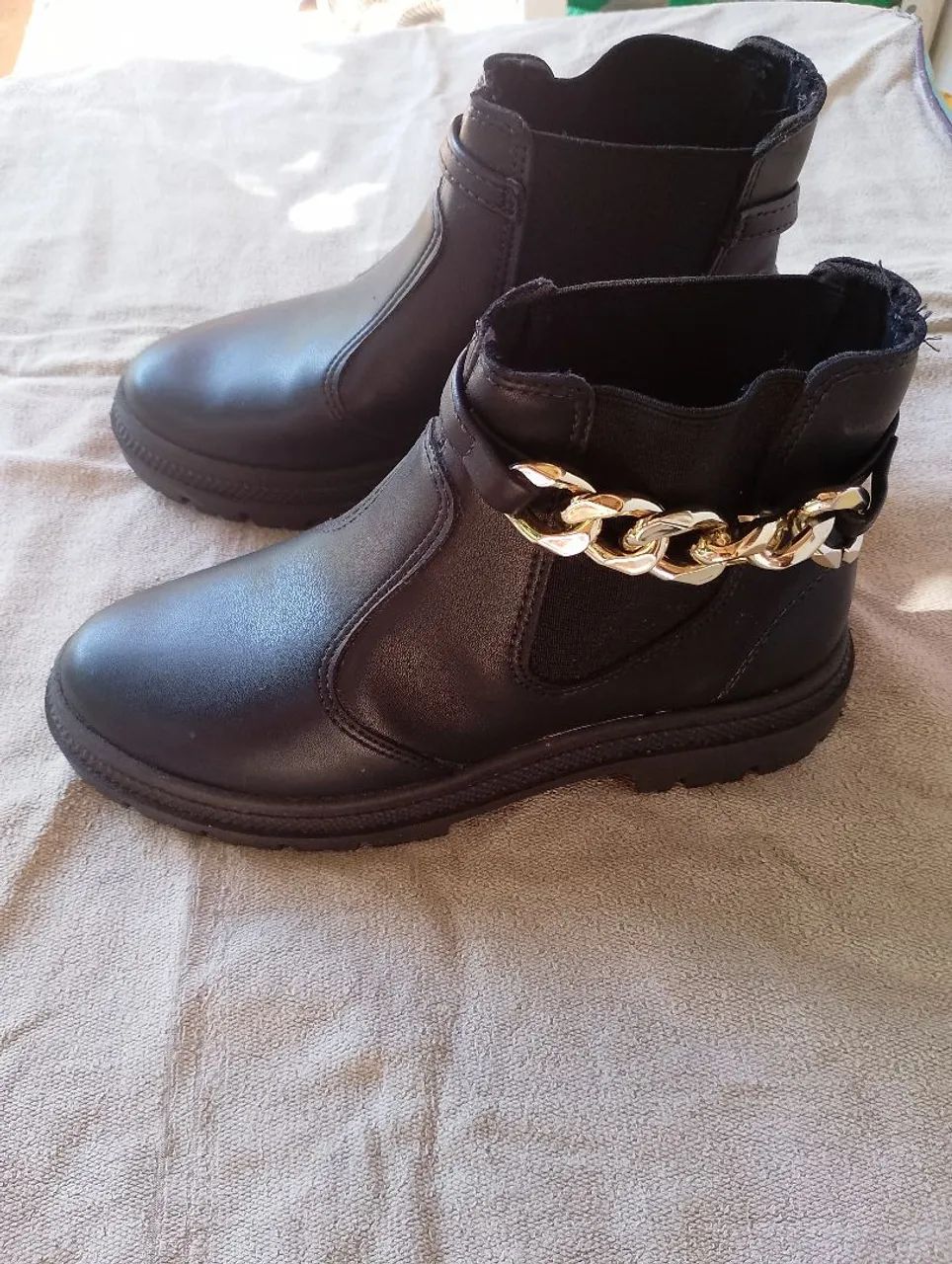 Botas de cano curto pretas com corrente dourada - Foto 4