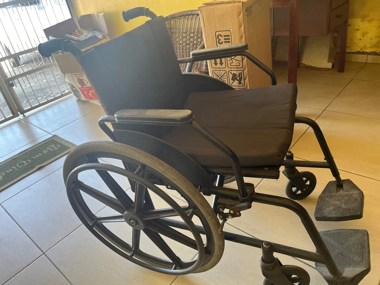 Cadeira de Rodas Confortável e Resistente