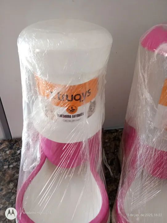 Vendo um Bebedouro um comedouro duas coleiras para pinscher e gatos P e M - Foto 3