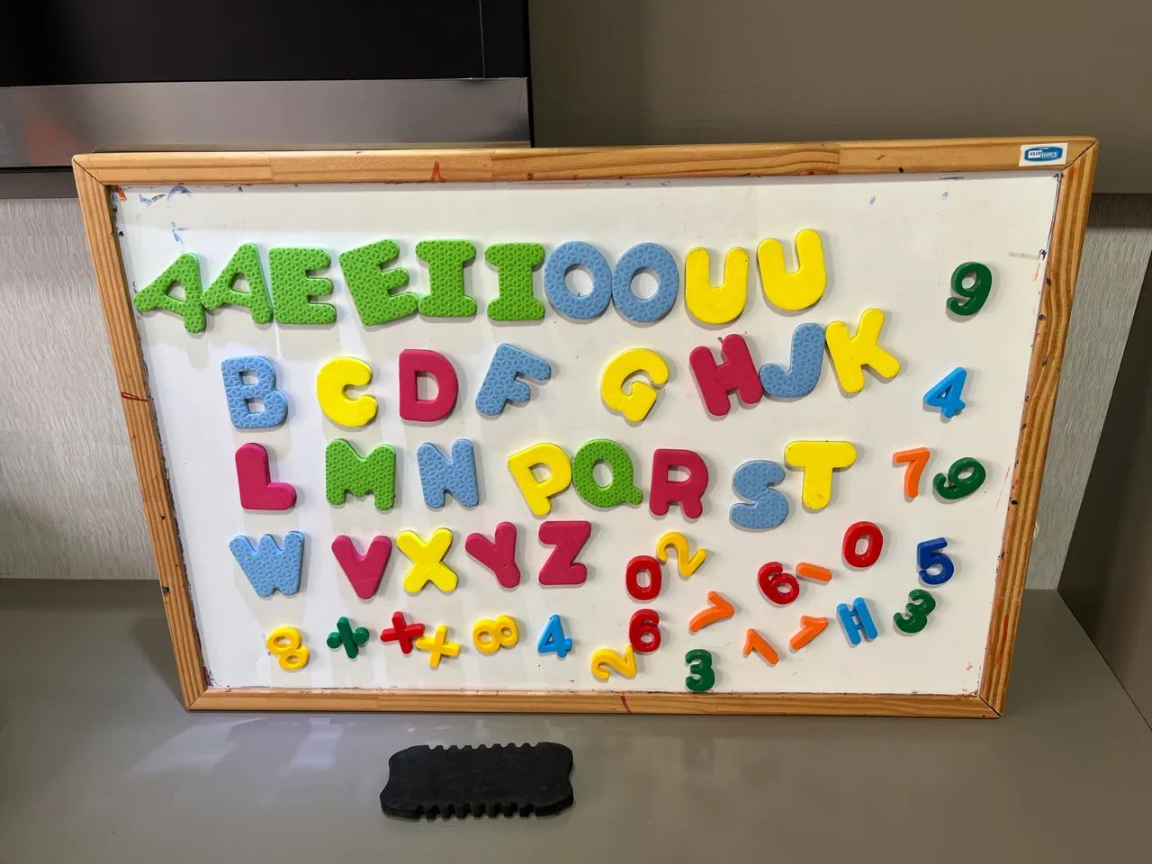 Quadro dupla face (magnético e giz). Acompanha alfabeto e números