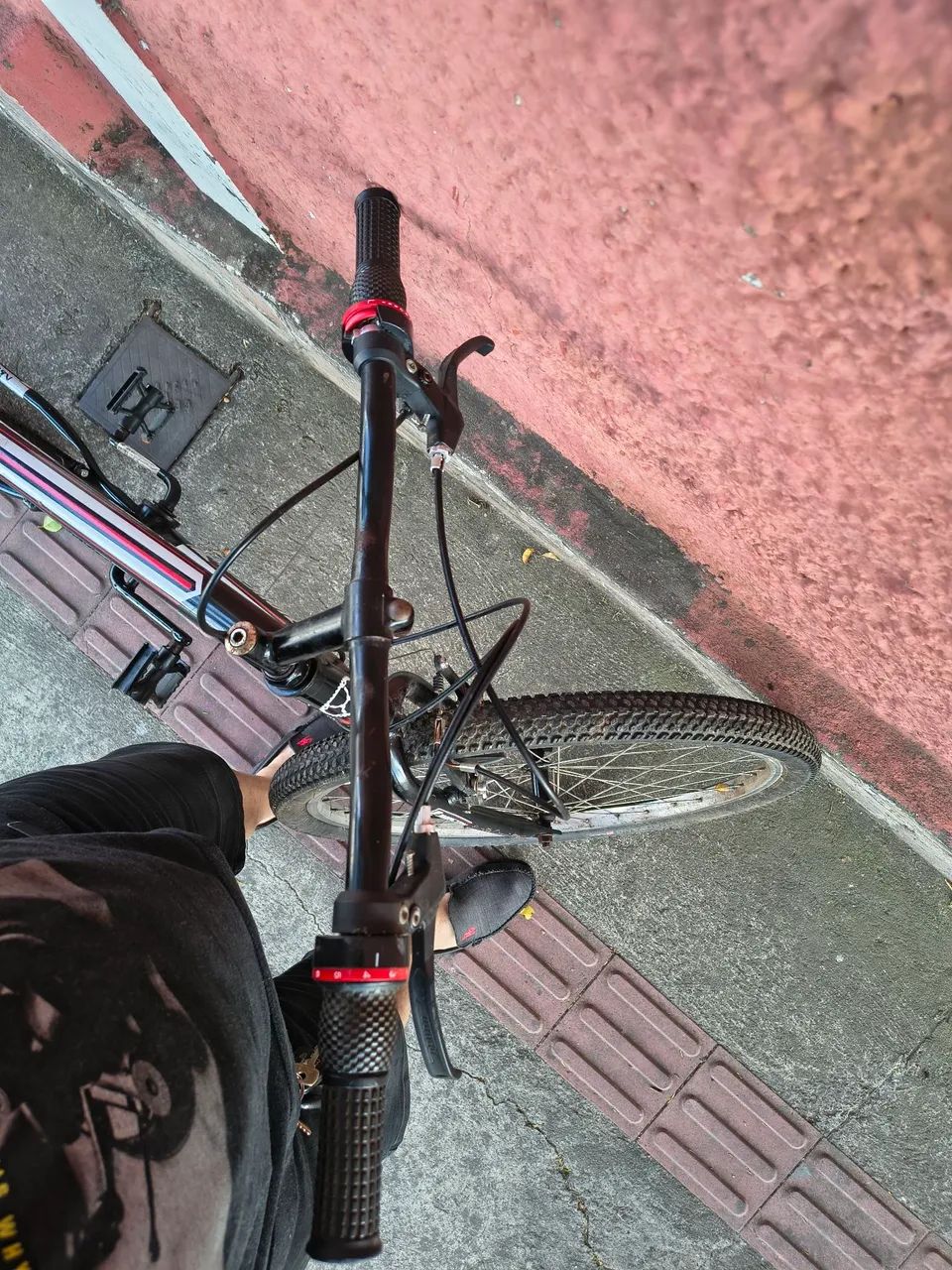 Bicicleta Preta Aro 26 c/ 21 Marchas, Excelente  - Foto 4