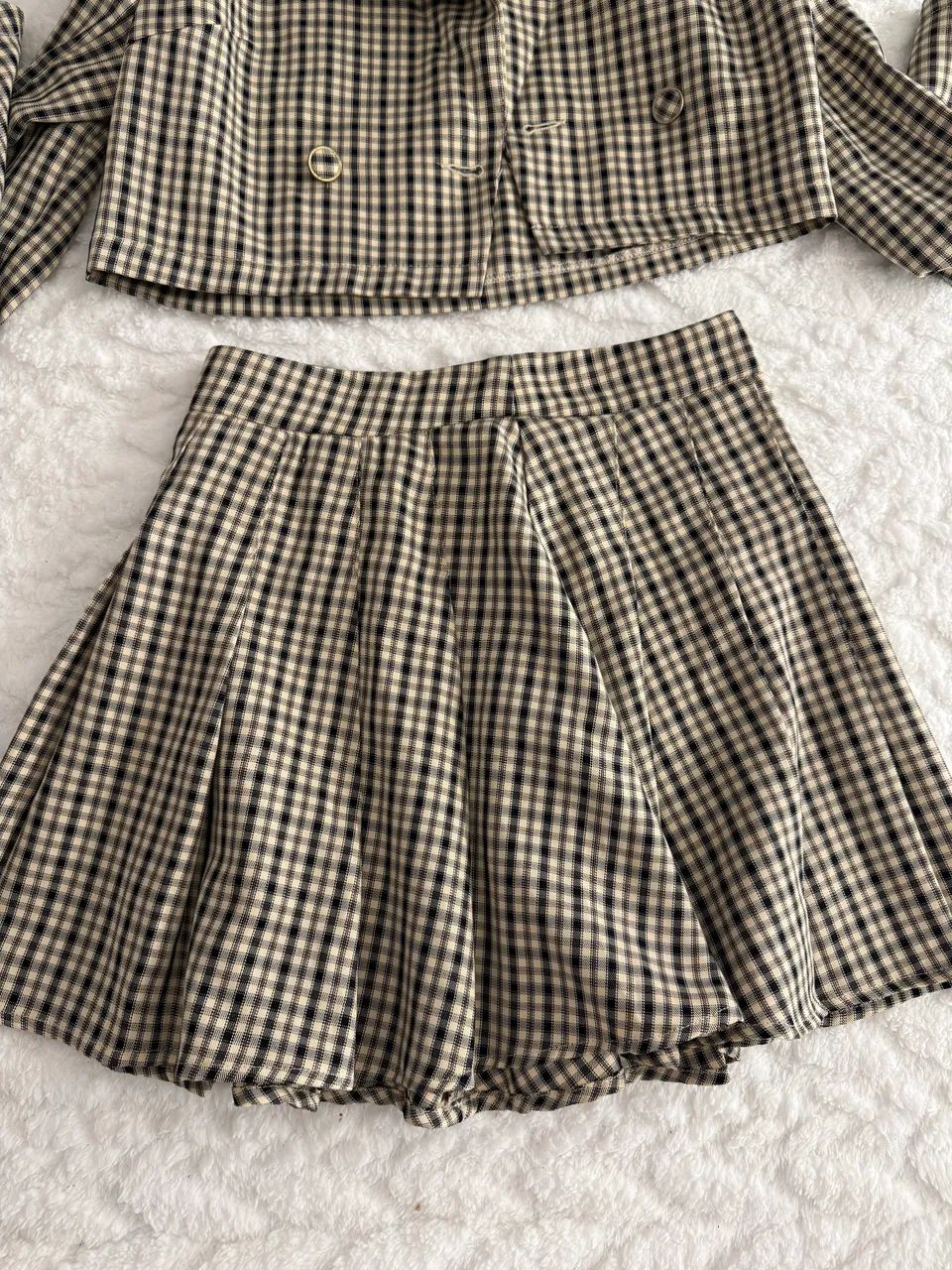 Conjunto composto por jaqueta cropped e saia