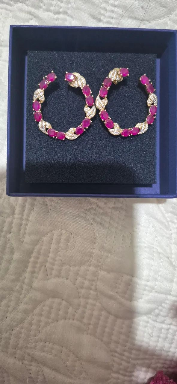 Brinco argola dourado com flores  - Foto 3