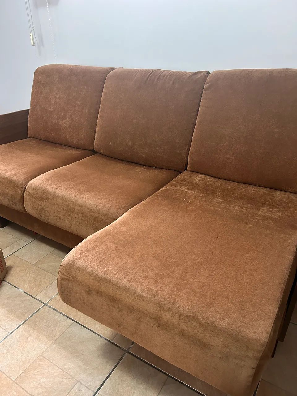 Sofá 3 lugares tecido veludo/suede marrom - Foto 5