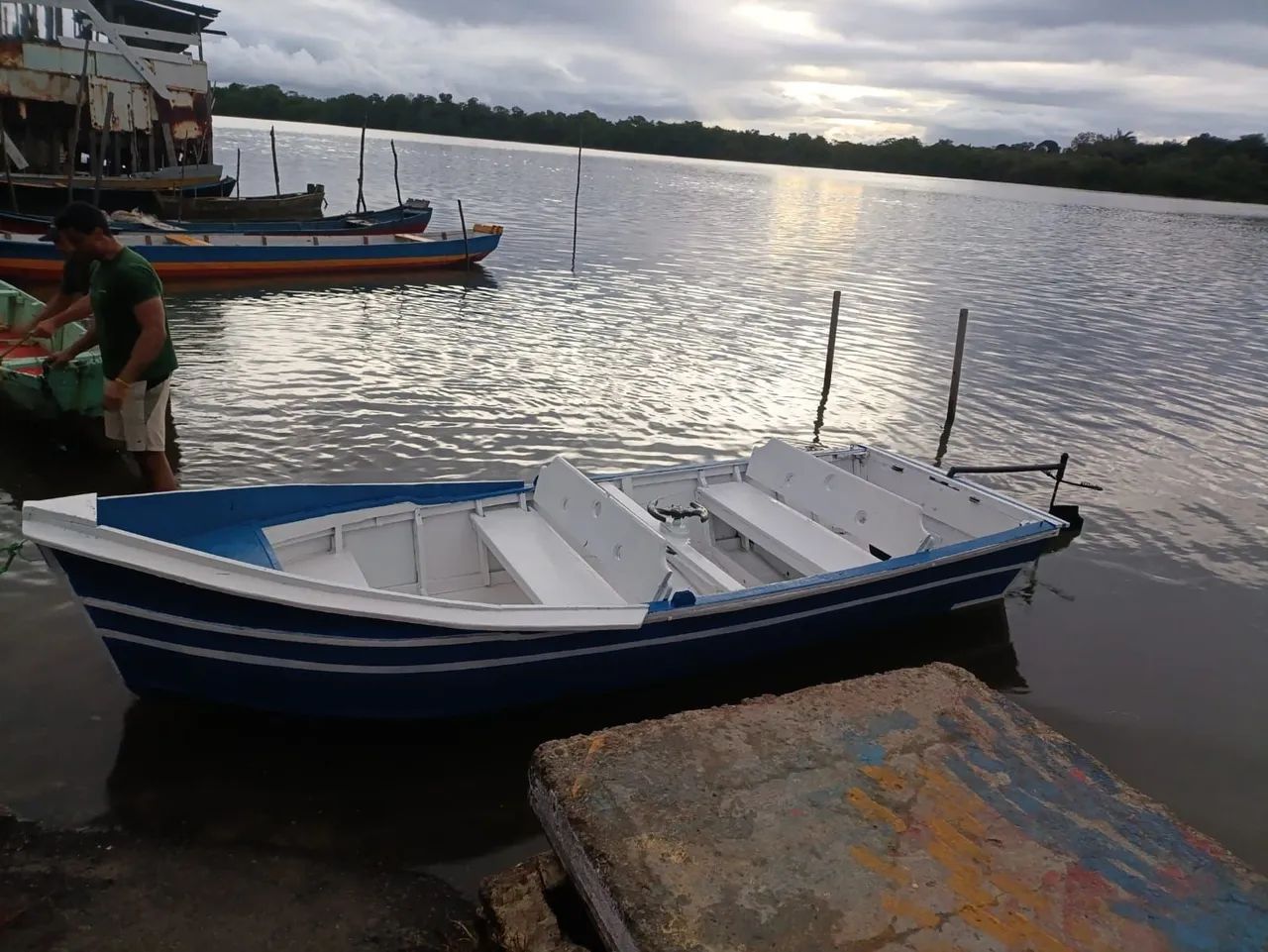 Lancha  motor de centro 