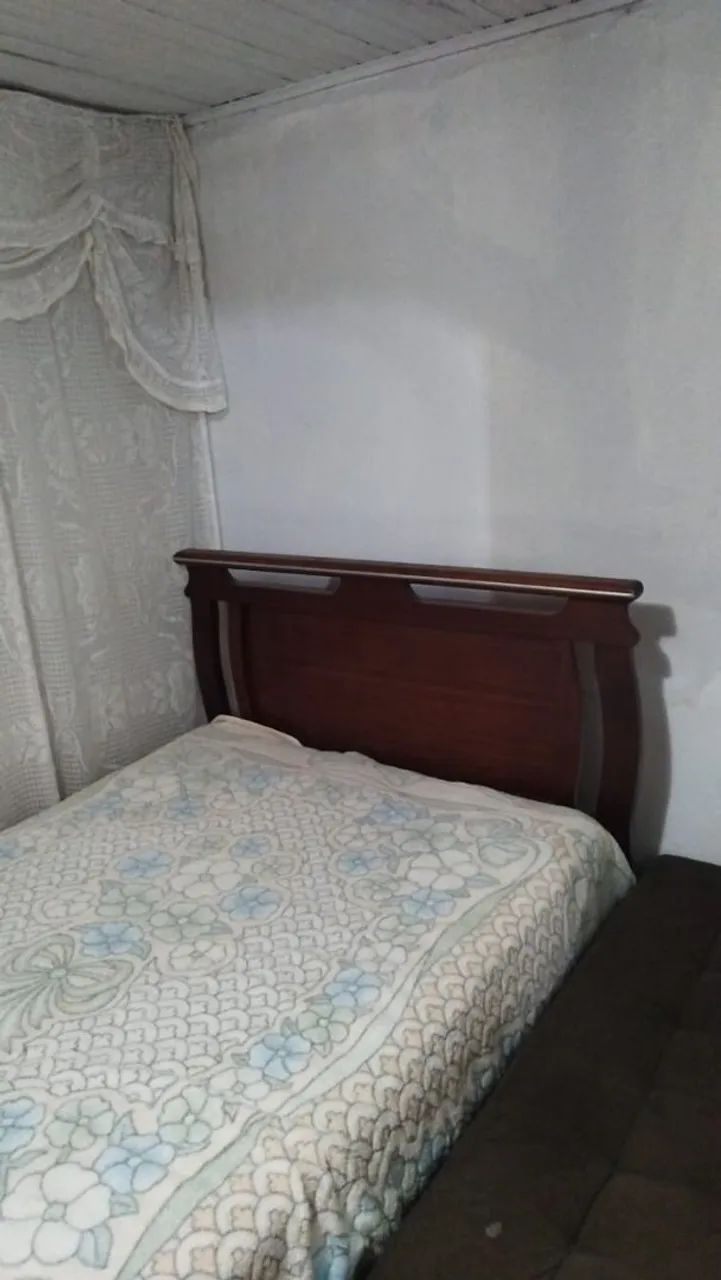 Cama de casal madeira pura e guarda roupa 