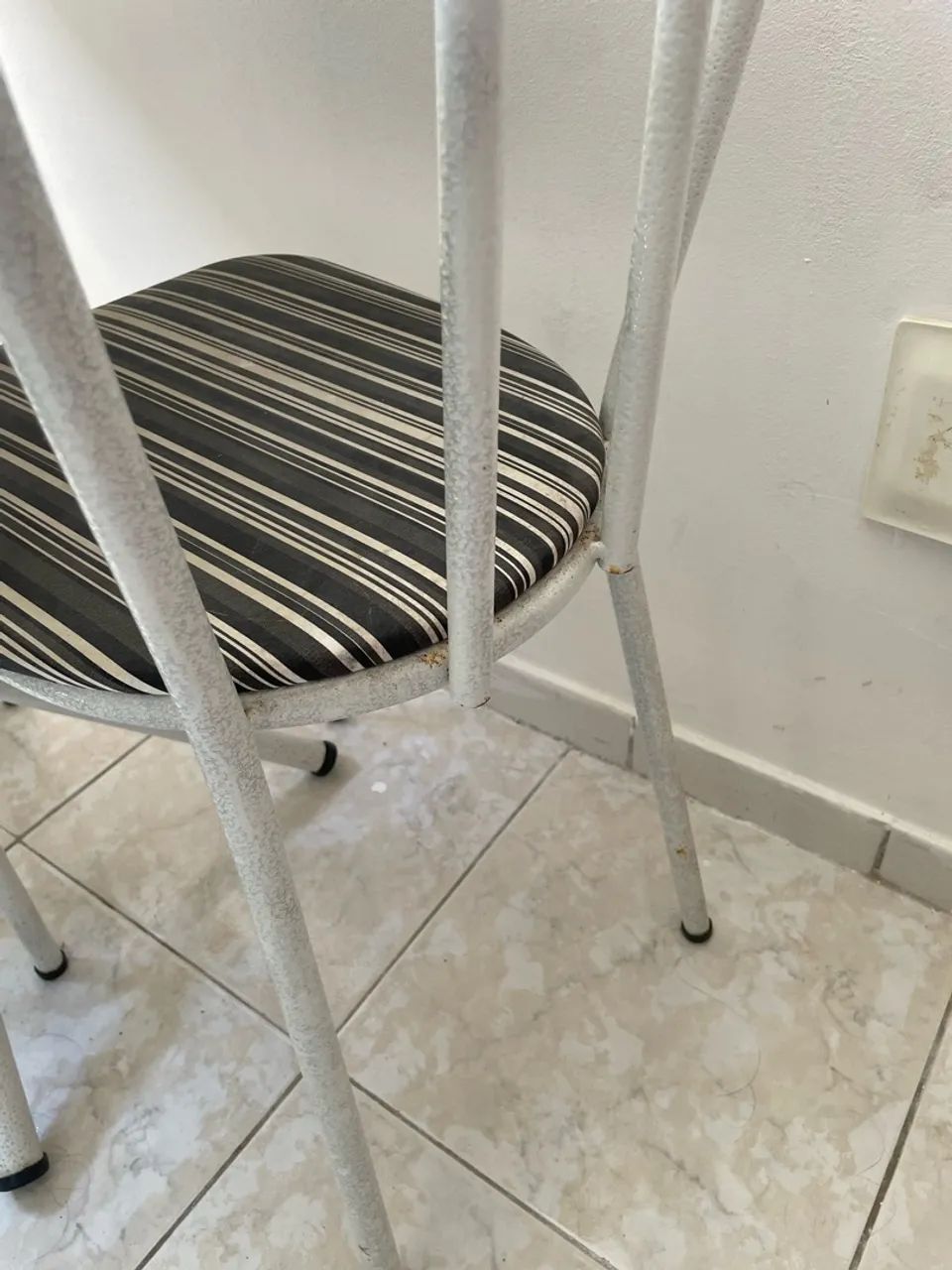 Mesa com 4 cadeiras  - Foto 3